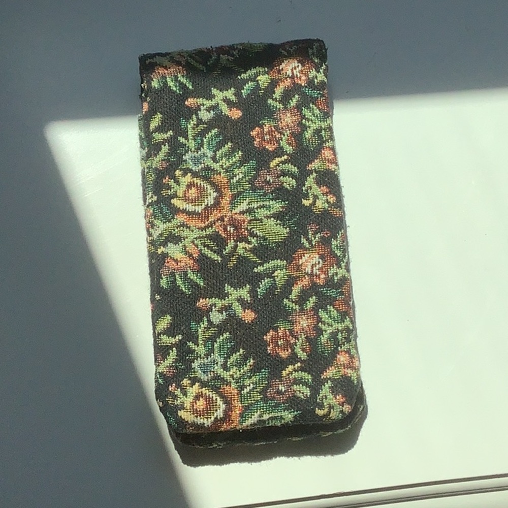 TAPESTRY GLASS CASE FOR TWO PAIR - Picture 3 of 5